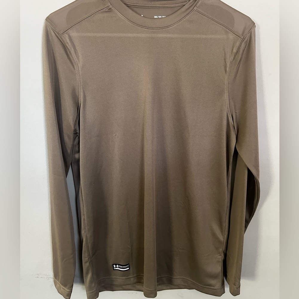 Under Armour workout shirt. unisex size xs